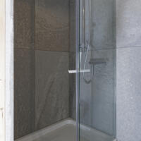 Dusche mit Glasschiebetür